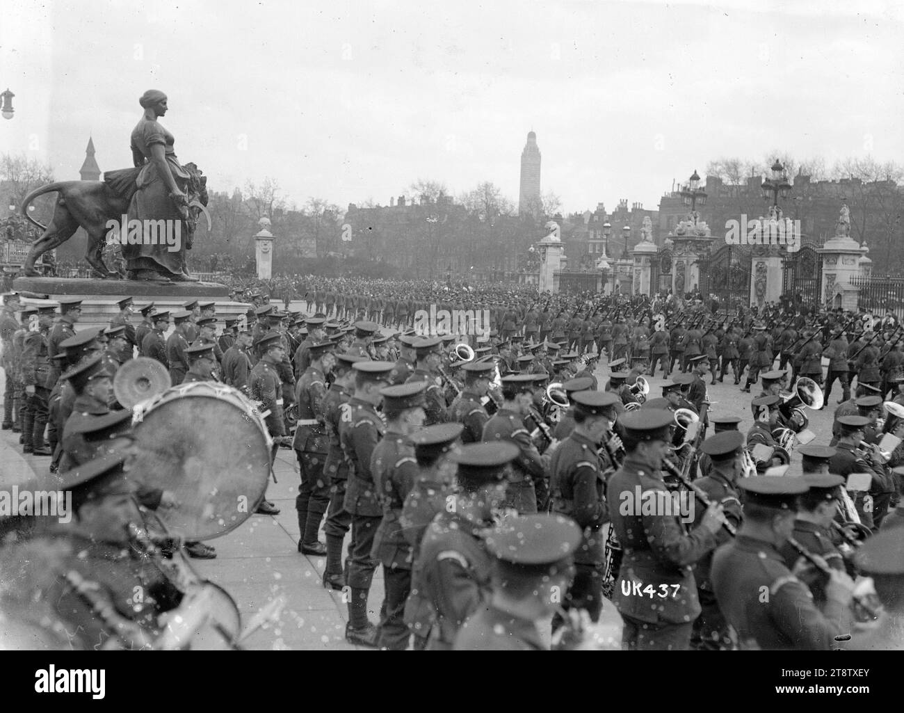 Nuova Zelanda le truppe in marcia oltre i cancelli di Buckingham Palace, London, Maggio 1919 Foto Stock