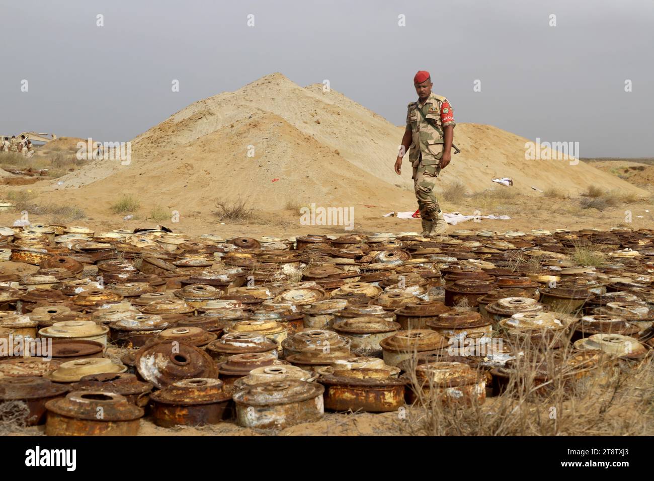 HAJJAH, YEMEN – 27 gennaio 2021: Distruzione di più di cinquemila mine e ordigni esplosivi resti di guerra nel Governatorato di Hajjah sul Foto Stock