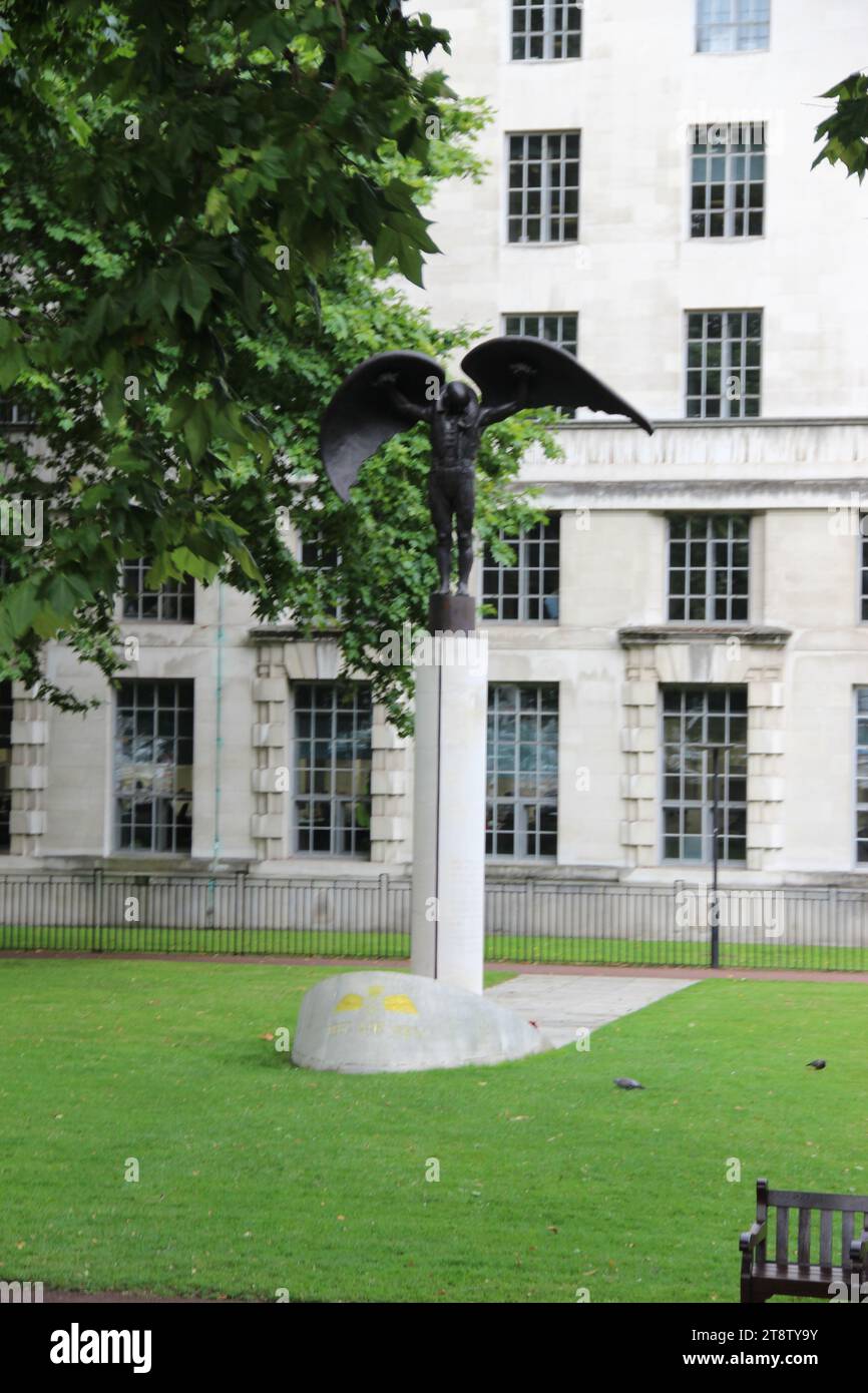 London Fleet Air Arm Sculpture of Pilot with Wings, Londra, Inghilterra, Regno Unito Foto Stock