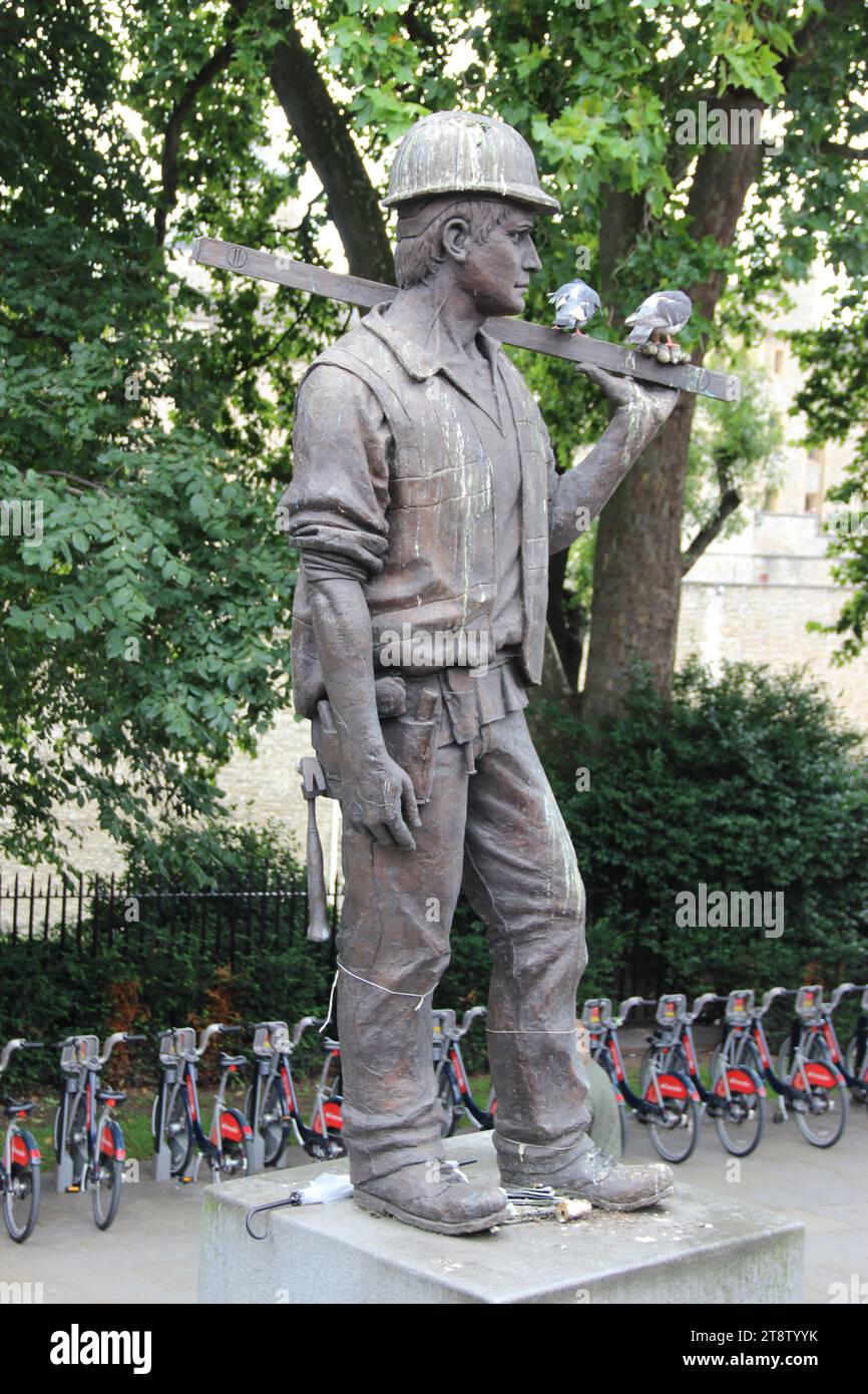 Tower Hill Statue of British Building Worker, Londra, Inghilterra, Regno Unito Foto Stock