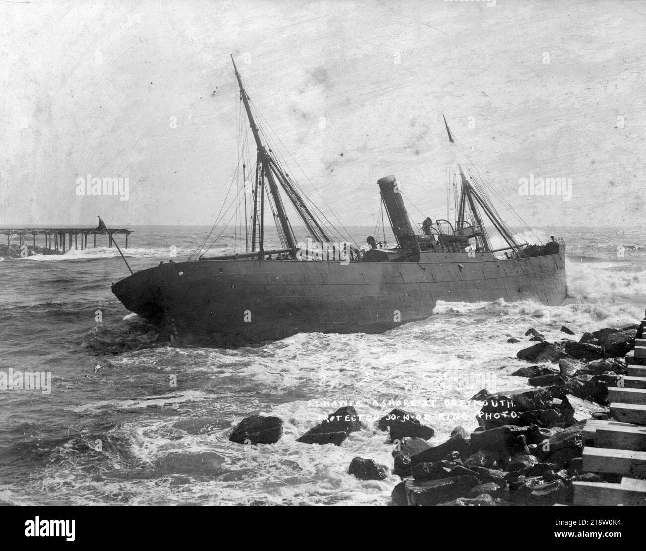 La nave a vapore Hawea corre a riva all'ingresso del fiume Grey, Greymouth, il 30 ottobre 1908, la nave a vapore 'Hawea' corre a riva all'ingresso del fiume Grey, Greymouth, il 30 ottobre 1908 Foto Stock