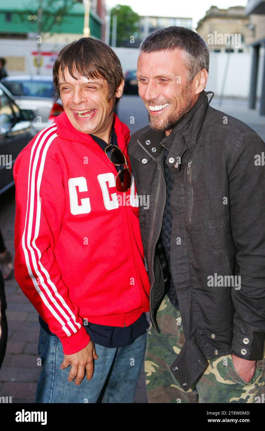 Stone Roses bassista mani con Bez degli Happy Mondays. Foto Stock