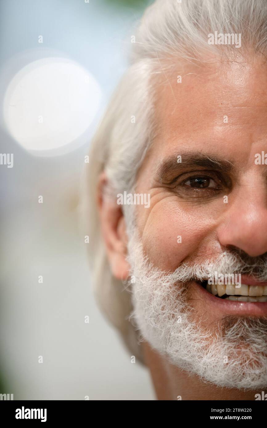 Ritratto di mezzo volto di un uomo adulto che guarda la macchina fotografica Foto Stock