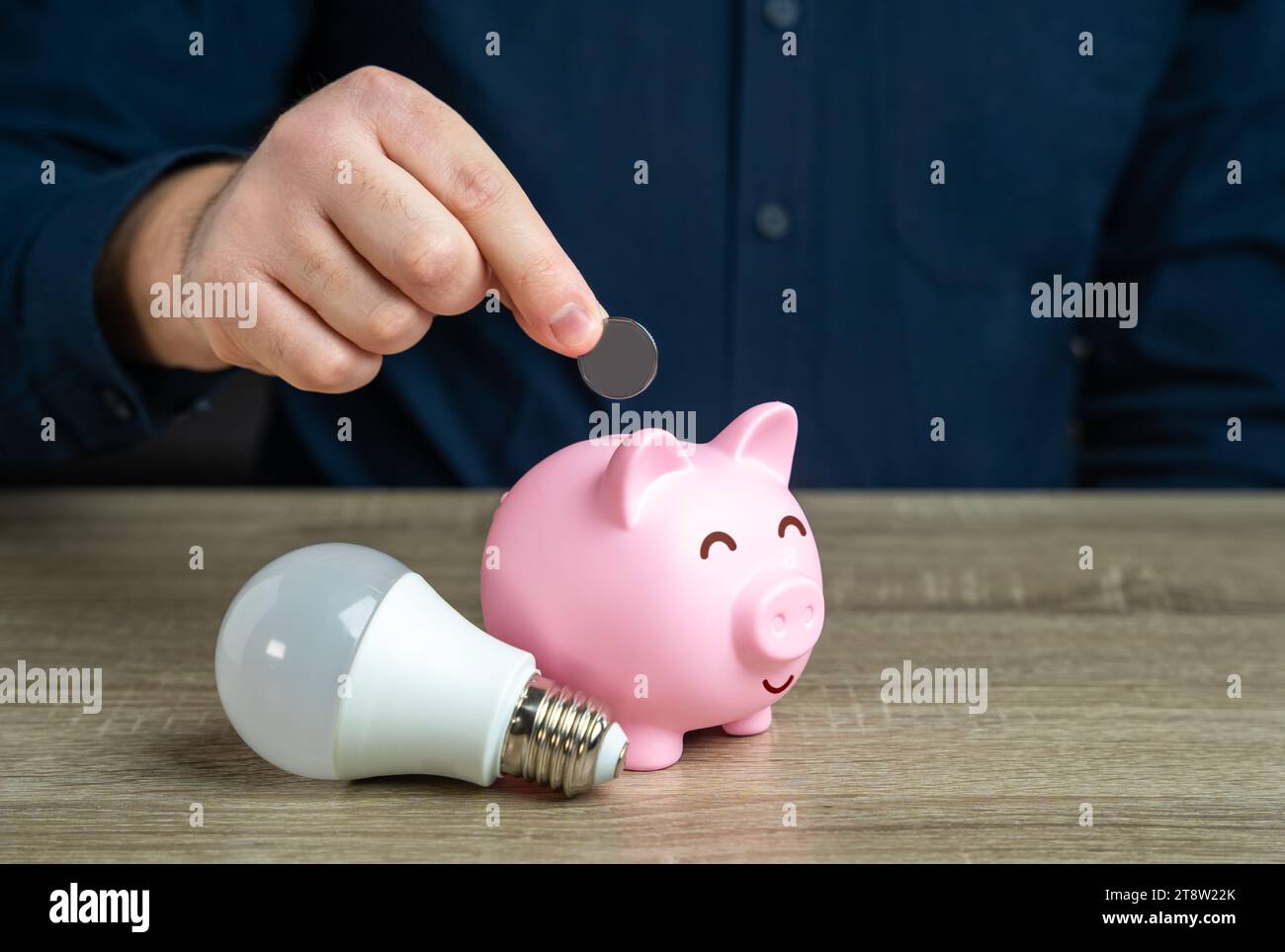 Risparmiare sull'elettricità. Efficienza energetica. Basso consumo energetico, elevata produttività. Foto Stock