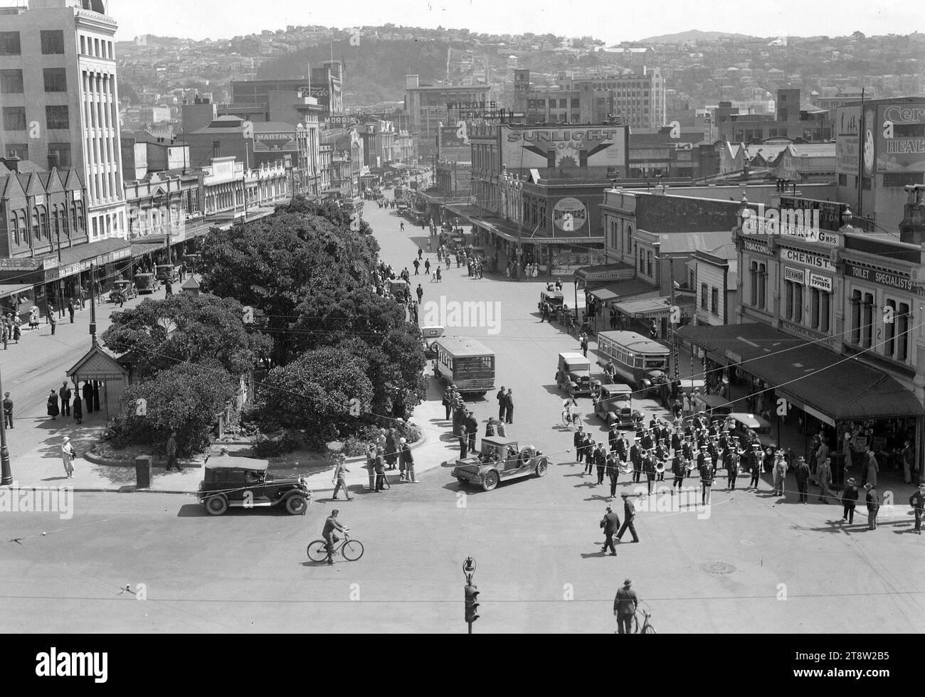 Courtenay Place guardando verso Taranaki Street Foto Stock