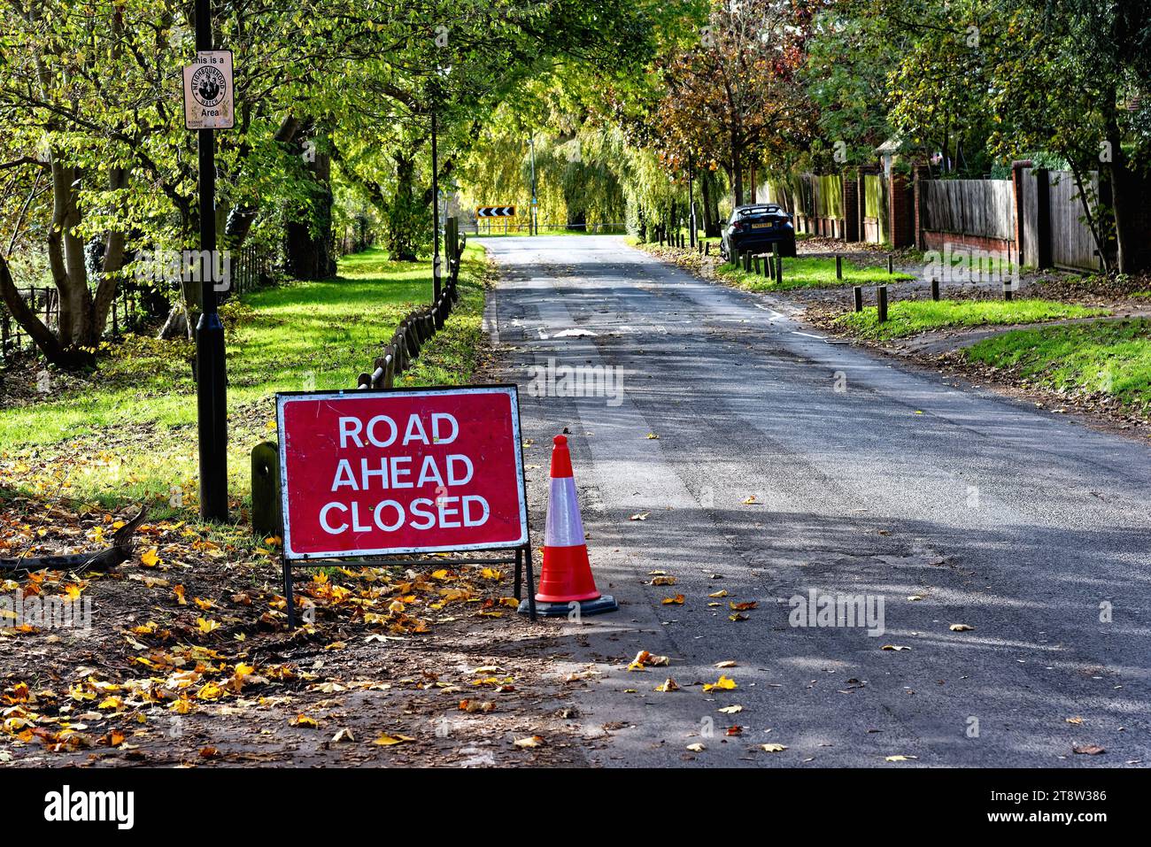 Un grande cartello "Road Ahead CLOSED" su una strada rurale in Ferry Lane Laleham Surrey Inghilterra Regno Unito Foto Stock