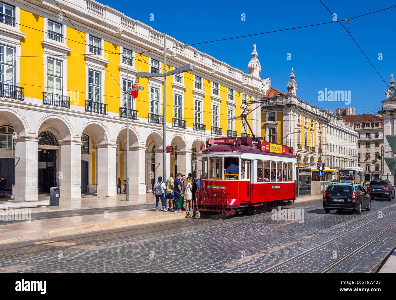 Tram o tram di Lisbona in Rue da Alfandega sulla Piazza del commercio o Piazza del Comércio nella sezione Baixa di Lisbona Portogallo Foto Stock