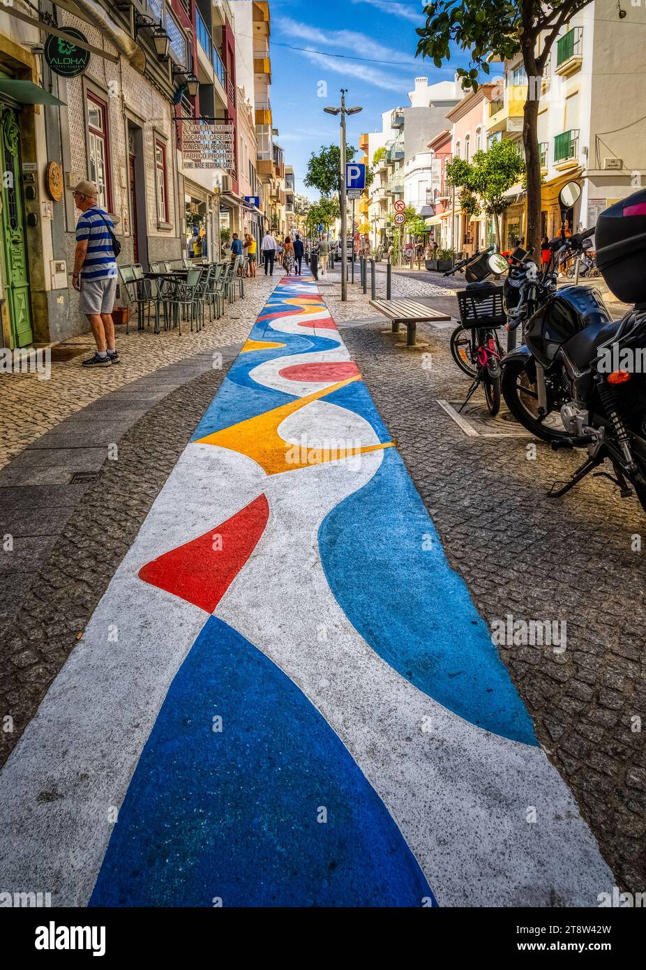 Marciapiede colorato su Direita Street o Rue Direita a Portimao nel quartiere Faro dell'Algarve in Portogallo Foto Stock