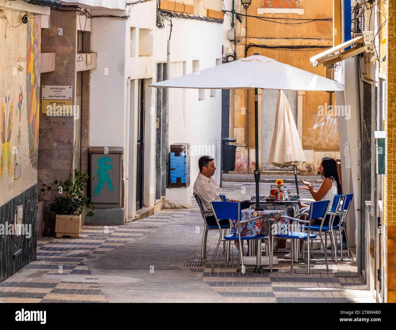 Caffè all'aperto nella zona della città vecchia di Portimao nel distretto di Faro dell'Algarve in Portogallo Foto Stock