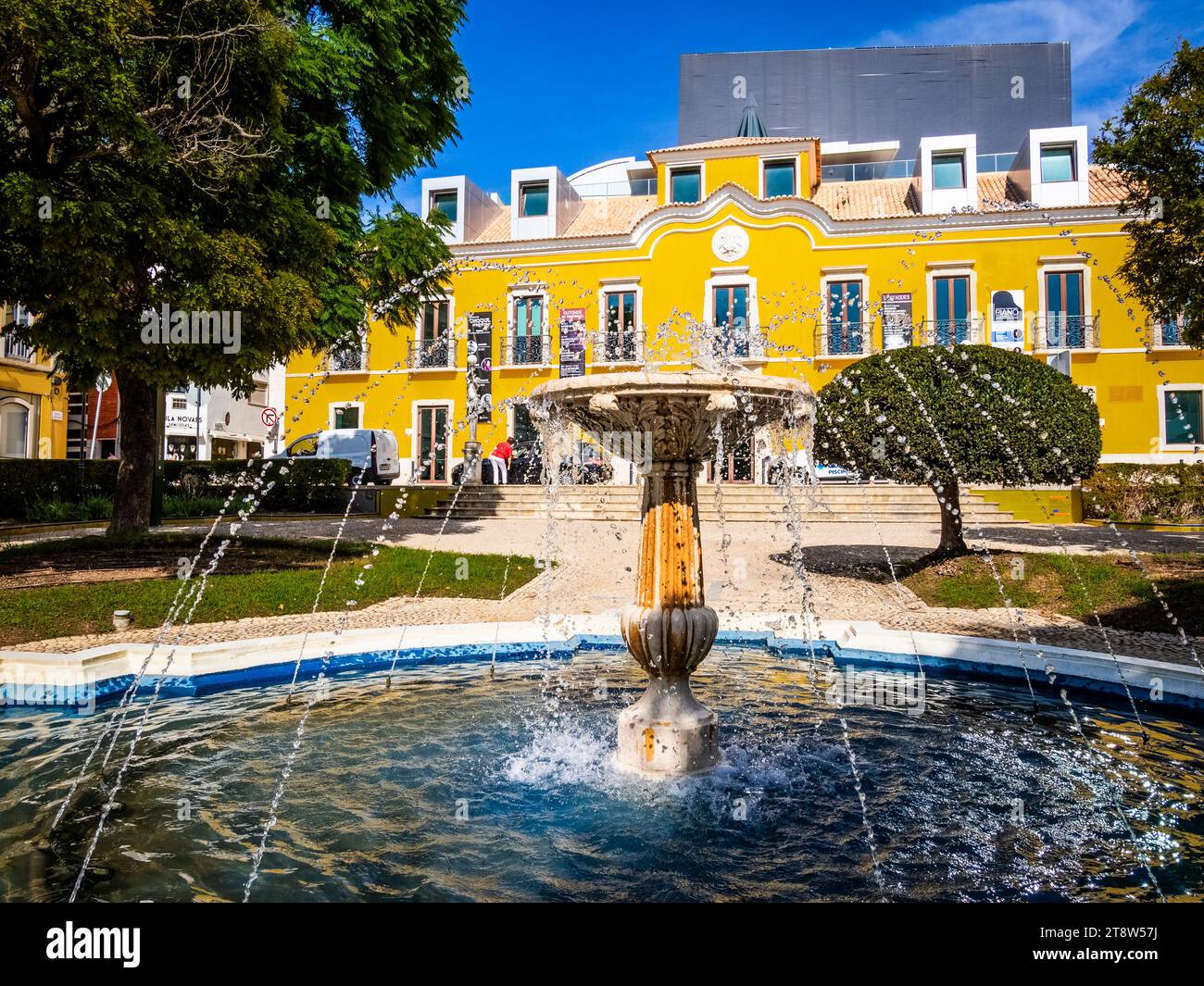 Fontana nella zona della città vecchia di Portimao nel distretto di Faro dell'Algarve in Portogallo Foto Stock