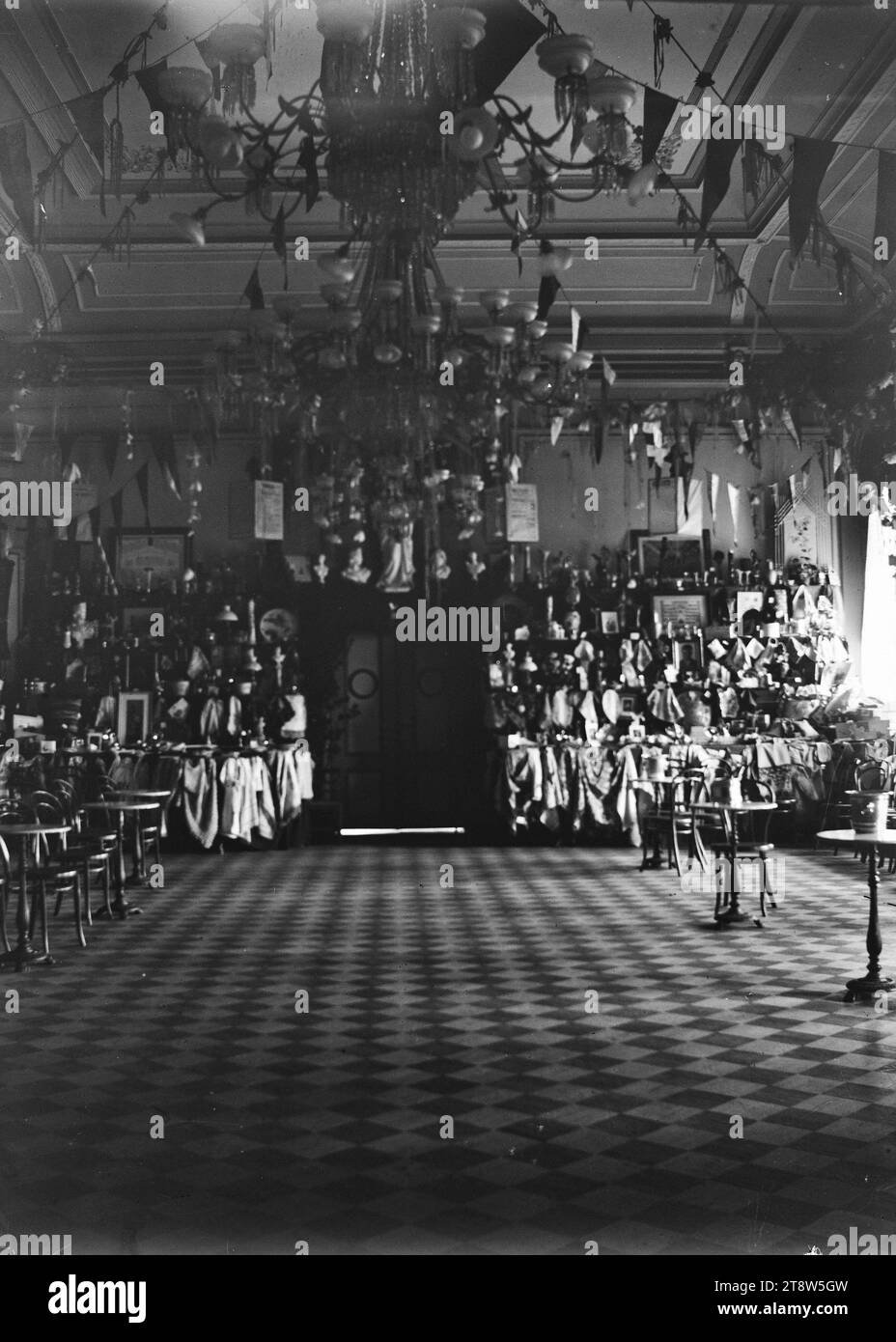 Hugo Simberg, 24.6,1873, Hamina, 12.7,1917, Ähtäri, premi della lotteria Art Society al municipio di Vyborg, 163 x 119 mm, cosa, interno, premio, municipio, hall, Vyborg, pennant, vittoria - lavoro: Pierre Louis Moreau de Mopertuis 1741 Foto Stock