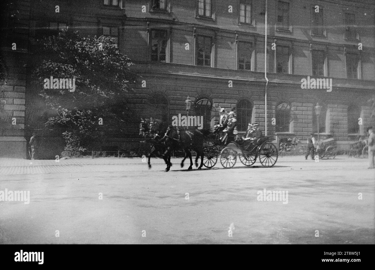Hugo Simberg, 24.6,1873, Hamina, 12.7,1917, Ähtäri, probabilmente re Oskar di Svezia in carrozza aperta, 1903, 55 x 82 mm, strada, re, viaggi, edificio, Svezia, Stoccolma, carrozza - lavoro: Likomäki da Pirkkala, incompiuto Foto Stock