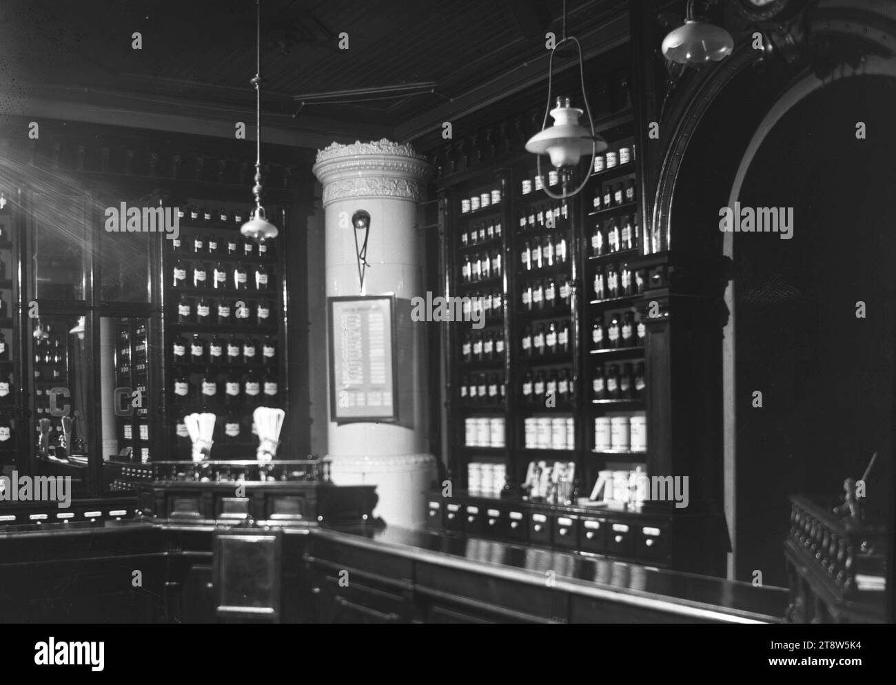 Hugo Simberg, 24.6,1873, Hamina, 12.7,1917, Ähtäri, farmacia di Vyborg al Red Fountain Gate, foto dell'interno, 1900, 120 x 164 mm, ripiano, interno, piano cottura piastrellato, bottiglia di medicina Foto Stock