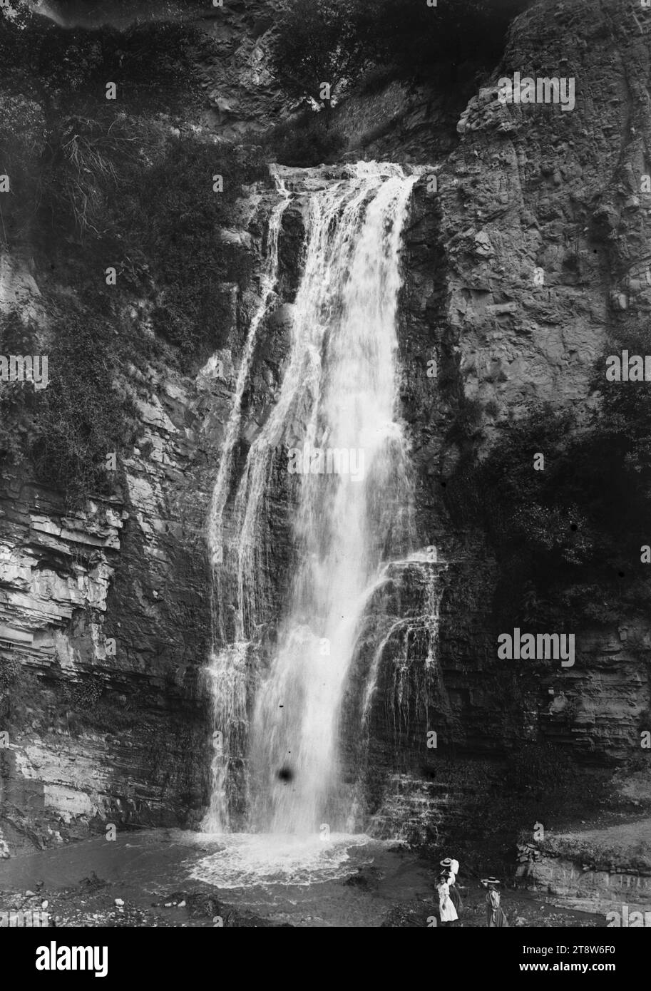Foto n.. HS ASK 17.12, data: 1899, tecnica fotografica: Piatto secco, tipo di foto: Bianco e nero negativo, vetro, soggetto: Paesaggio naturale, cascata, montagna, catena montuosa, ripida pendenza, Russia meridionale, Caucaso, donna sotto il primo piano, in piedi (3), immagine digitale n.. 130611Ha011, descrizione reprografica 2013-06-11, repropropropropropifera: Aaltonen, Hannu Foto Stock