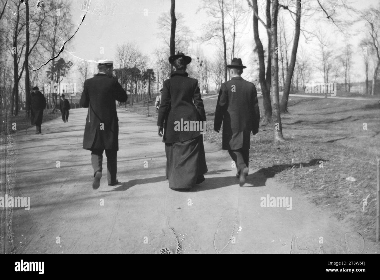 Hugo Simberg, 24.6,1873, Hamina, 12.7,1917, Ähtäri, camminando a Kaisaniemi, il gruppo probabilmente andrà al ristorante Kaisaniemi, 1900, 55 x 82 mm, Helsinki, Kaisaniemi, camminare, primavera, modella, uomo, donna, parco, ristorante - lavoro: Aavasaksa e la chiesa di Ylitornio Foto Stock