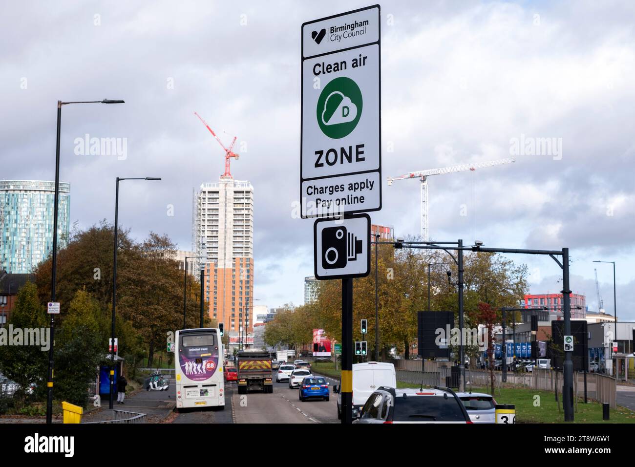 Auto nella Clean Air zone a 30 km/h gestita dal Birmingham City Council lungo la A38 Bristol Street nel centro della città il 9 novembre 2023 a Birmingham, Regno Unito. La Clean Air zone copre la città all'interno della circonvallazione interna, ma non include la Middleway stessa. Una Clean Air zone, detta anche CAZ, è un'area di alcune città del Regno Unito in cui vengono intraprese azioni mirate per migliorare la qualità dell'aria. Una CACHE può essere non in carica o in carica. La ricarica di un veicolo all'ingresso o al passaggio attraverso un VANO BAGAGLI dipende dal tipo di veicolo. I veicoli a bassissimo livello di emissioni non vengono ricaricati quando si entra in un veicolo pulito o si passa attraverso un veicolo pulito Foto Stock Auto nella Clean Air zone a 30 km/h gestita dal Birmingham City Council lungo la A38 Bristol Street nel centro della città il 9 novembre 2023 a Birmingham, Regno Unito. La Clean Air zone copre la città all'interno della circonvallazione interna, ma non include la Middleway stessa. Una Clean Air zone, detta anche CAZ, è un'area di alcune città del Regno Unito in cui vengono intraprese azioni mirate per migliorare la qualità dell'aria. Una CACHE può essere non in carica o in carica. La ricarica di un veicolo all'ingresso o al passaggio attraverso un VANO BAGAGLI dipende dal tipo di veicolo. I veicoli a bassissimo livello di emissioni non vengono ricaricati quando si entra in un veicolo pulito o si passa attraverso un veicolo pulito Foto Stock