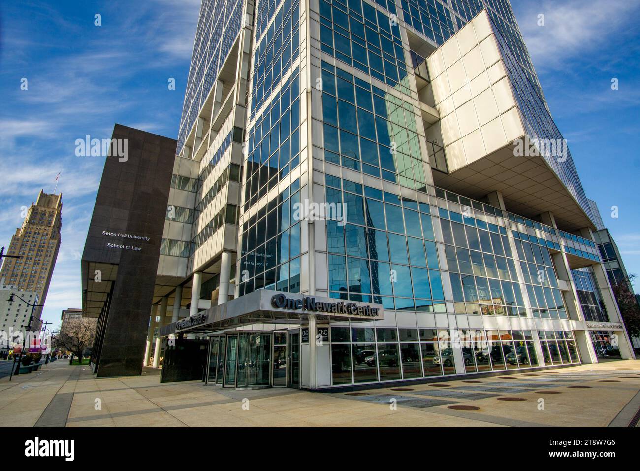 Newark, New Jersey - Stati Uniti - 12 novembre 2023 Vista del One Newark Center, un moderno grattacielo di 22 piani nel centro di Newark. Foto Stock