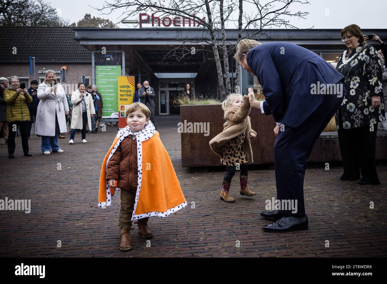 SCHAIJK - Re Willem-Alexander arriva al simposio Care nel villaggio. L'incontro si concentra sulle caratteristiche e le strozzature che circondano l'assistenza e il benessere nelle aree rurali, le iniziative dei residenti e il potere delle piccole comunità. ANP ROB ENGELAAR netherlands Out - belgium Out Foto Stock
