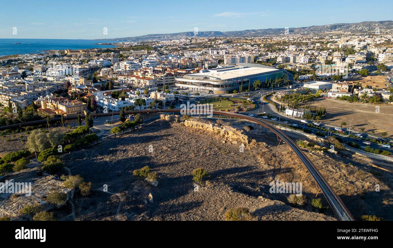 Veduta aerea di una nuova passerella sopraelevata che collega il Parco Archeologico di Paphos con la collina di Fabrica, Paphos, Cipro Foto Stock