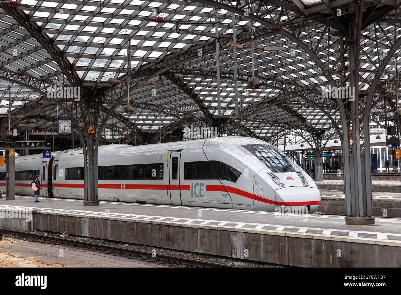 Treno ad alta velocità ICE 4 presso la stazione centrale, Colonia, Germania Hochgeschwindigkeitszug ICE 4 im Hauptbahnhof, Koeln, Deutschland. Foto Stock