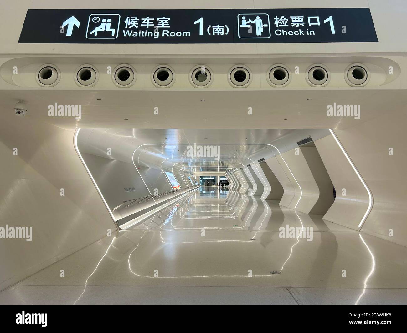 Design futuristico degli interni bianchi della stazione ferroviaria di Jiaxing Foto Stock