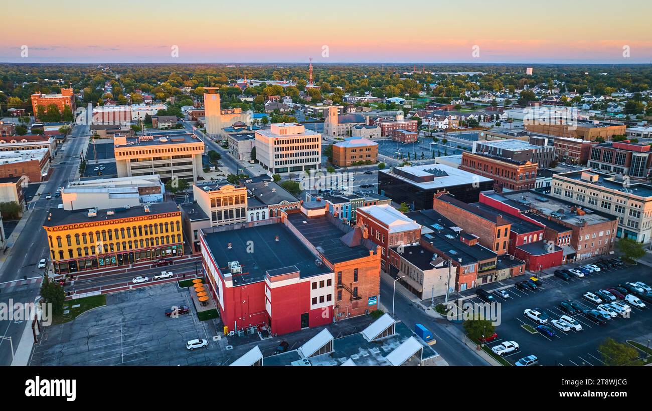 Aereo del centro di Midwest City al tramonto, Muncie, Indiana, con edifici e cielo rosa Foto Stock