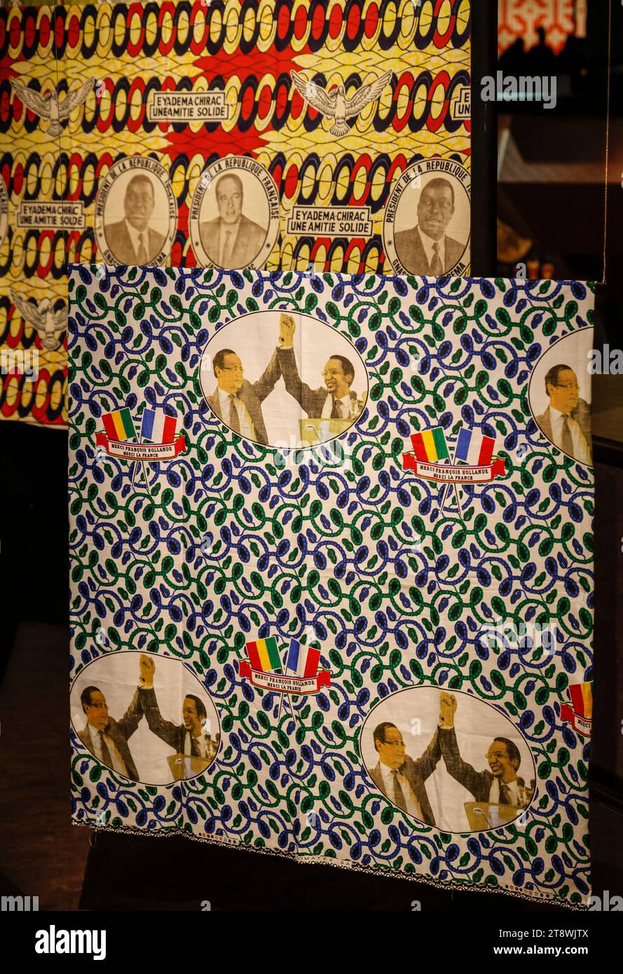 FANCY: MOSTRA DI TESSUTI COMMEMORATIVI IN AFRICA AL MUSEO QUAI BRANLY DI PARIGI Foto Stock