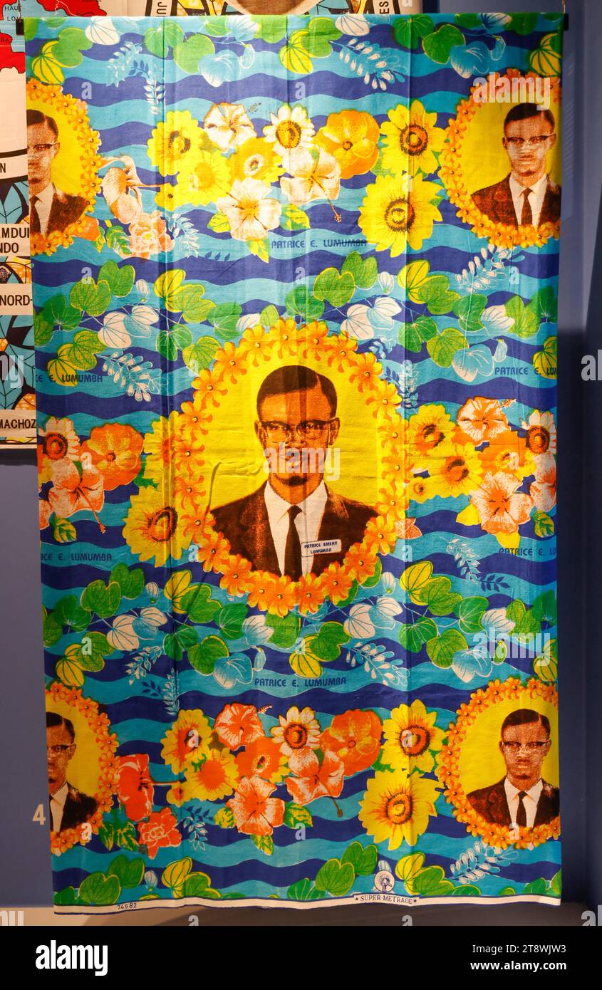 FANCY: MOSTRA DI TESSUTI COMMEMORATIVI IN AFRICA AL MUSEO QUAI BRANLY DI PARIGI Foto Stock