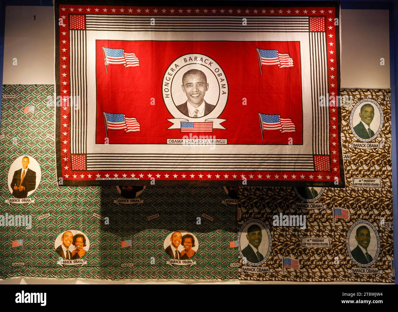 FANCY: MOSTRA DI TESSUTI COMMEMORATIVI IN AFRICA AL MUSEO QUAI BRANLY DI PARIGI Foto Stock