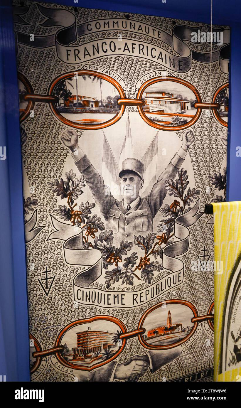 FANCY: MOSTRA DI TESSUTI COMMEMORATIVI IN AFRICA AL MUSEO QUAI BRANLY DI PARIGI Foto Stock