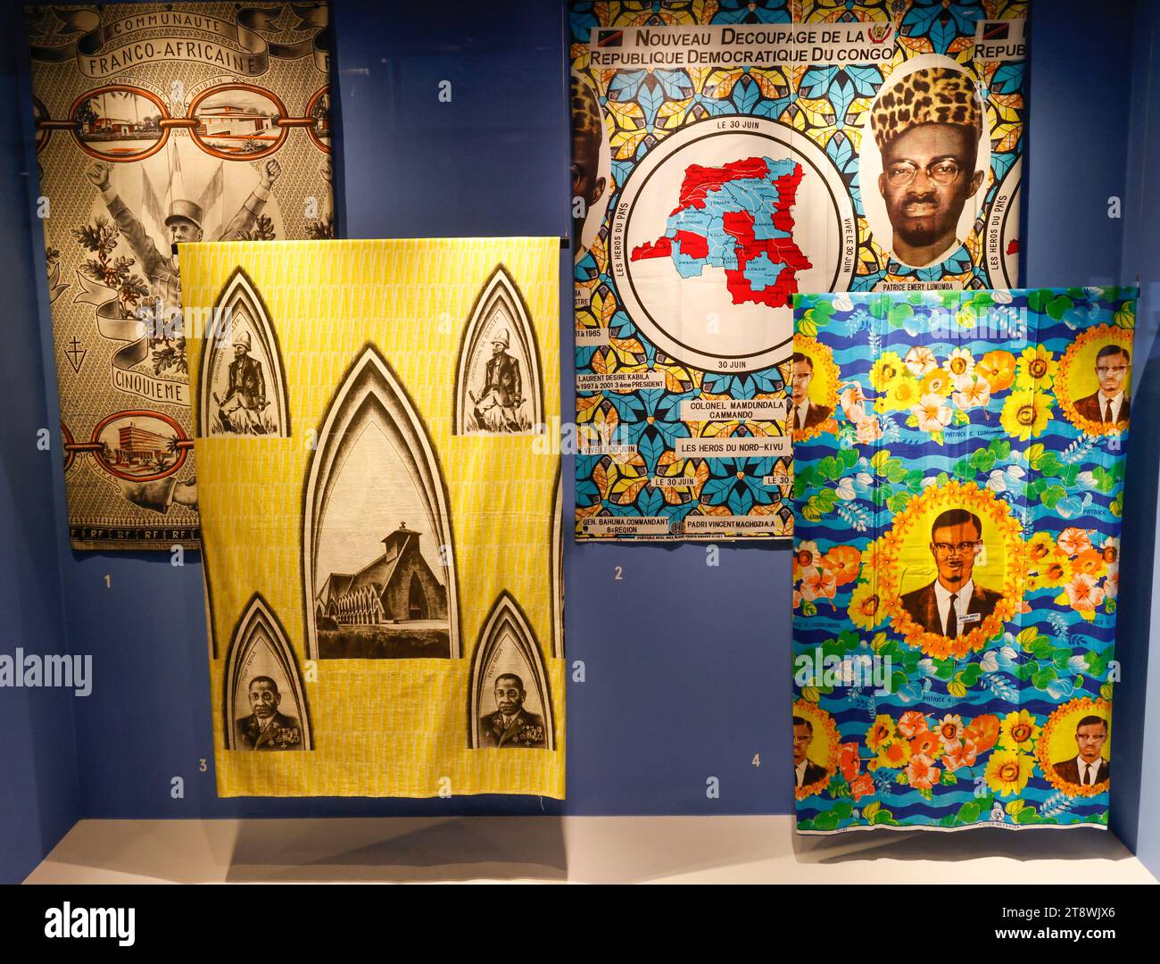 FANCY: MOSTRA DI TESSUTI COMMEMORATIVI IN AFRICA AL MUSEO QUAI BRANLY DI PARIGI Foto Stock