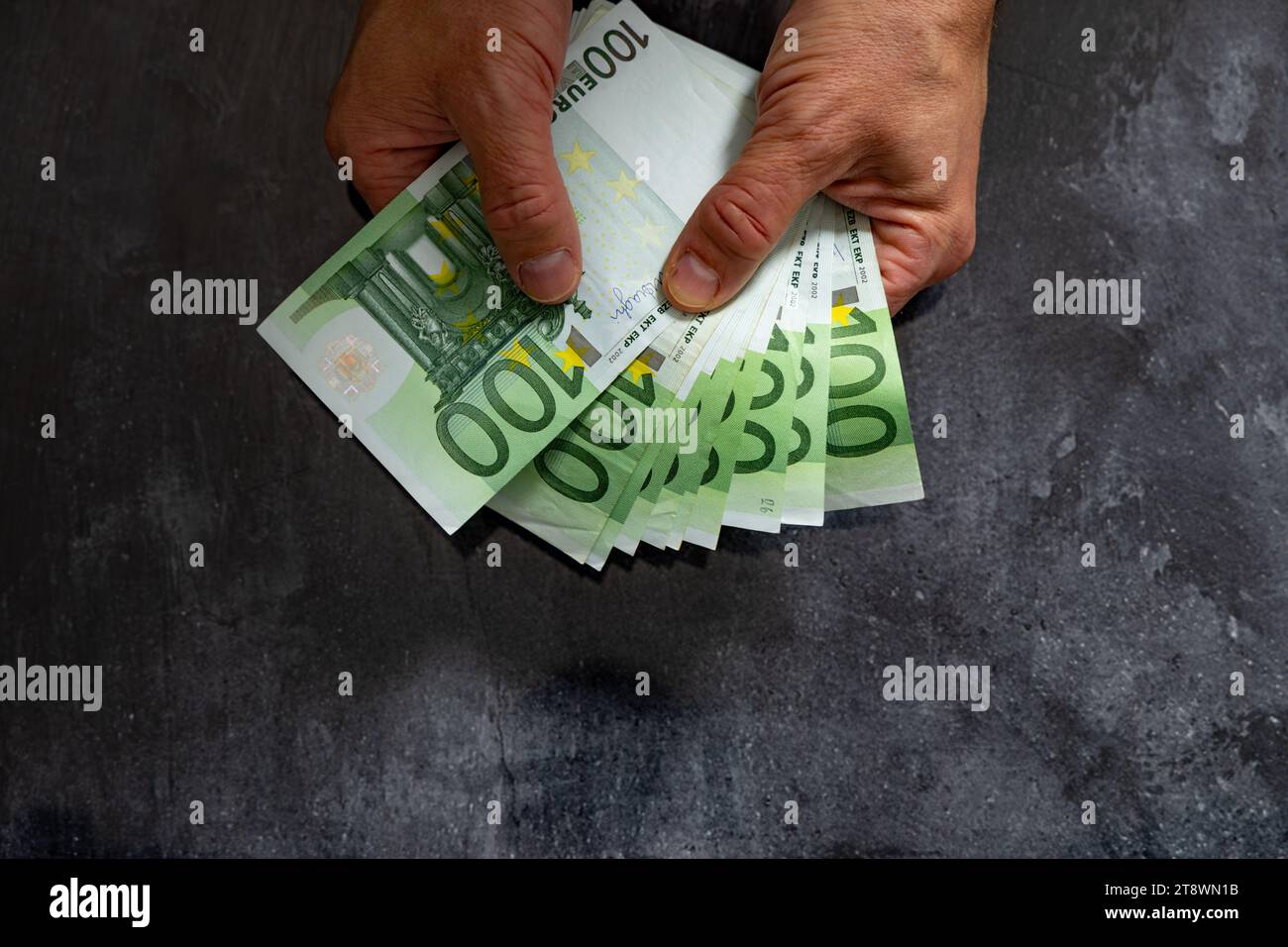 Bancarotta spendere denaro senza limiti debiti tasse euro nelle mani di un uomo Foto Stock