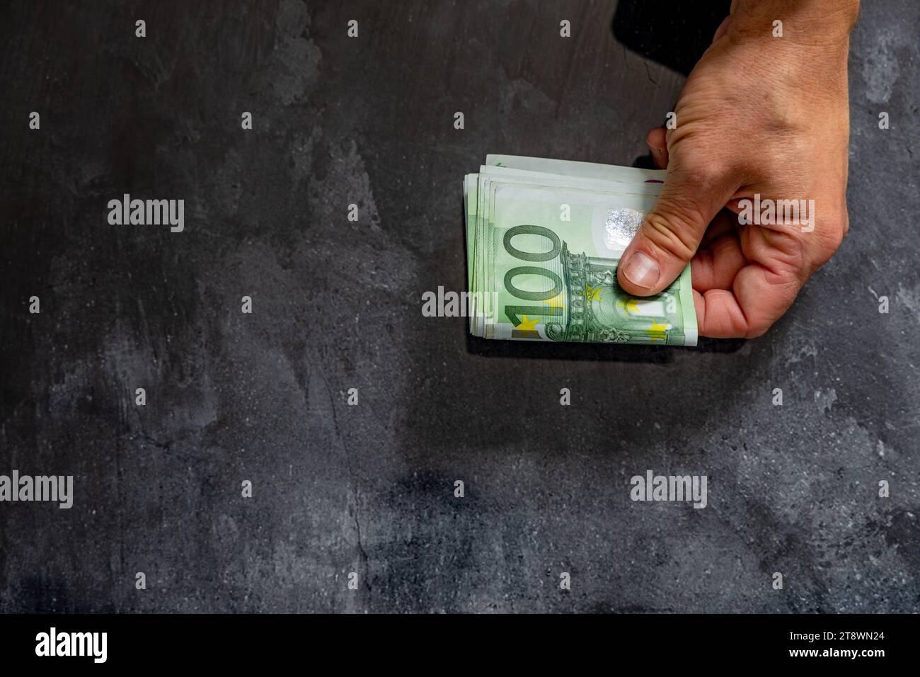 Bancarotta spendere denaro senza limiti debiti tasse euro denaro nelle mani di un uomo Foto Stock