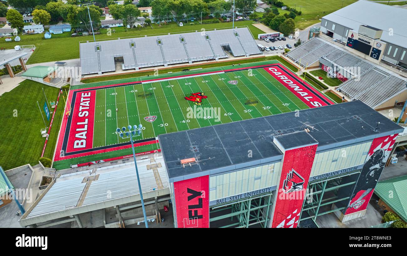 Red Cardinal nel mezzo dello Stadio aereo Scheumann della Ball State University, Muncie, Indiana Foto Stock