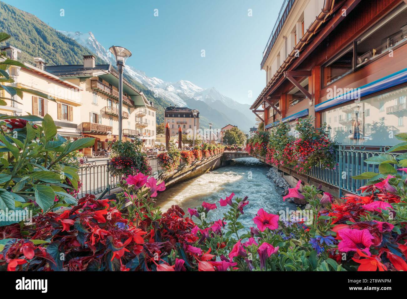 Splendida vista sul centro di Chamonix Mont Blanc tra le alpi francesi in autunno, con fioritura di fiori, canel e edificio classico architettonico dell'Haute Foto Stock