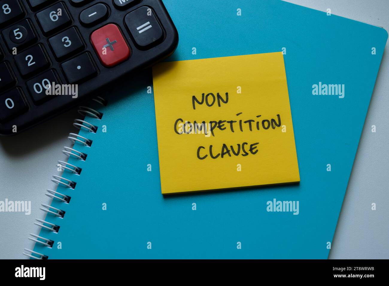 Concetto di clausola di non concorrenza scrivere sulle note adesive isolate su un tavolo di legno. Foto Stock
