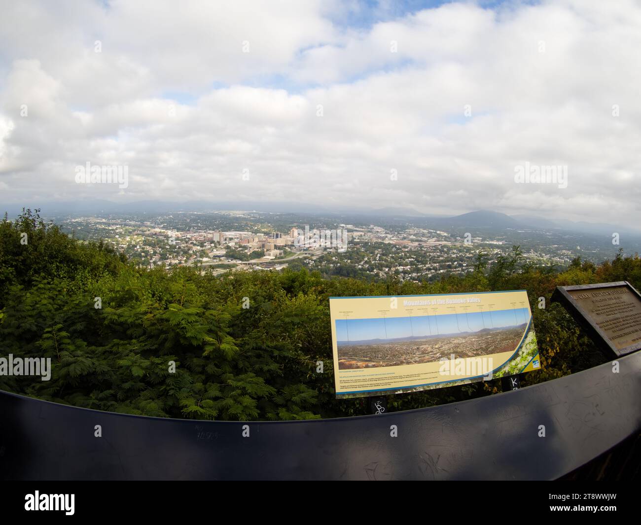 Vista panoramica di Roanoke presso il Mill Mountain Wildflower Garden, Roanoke Foto Stock