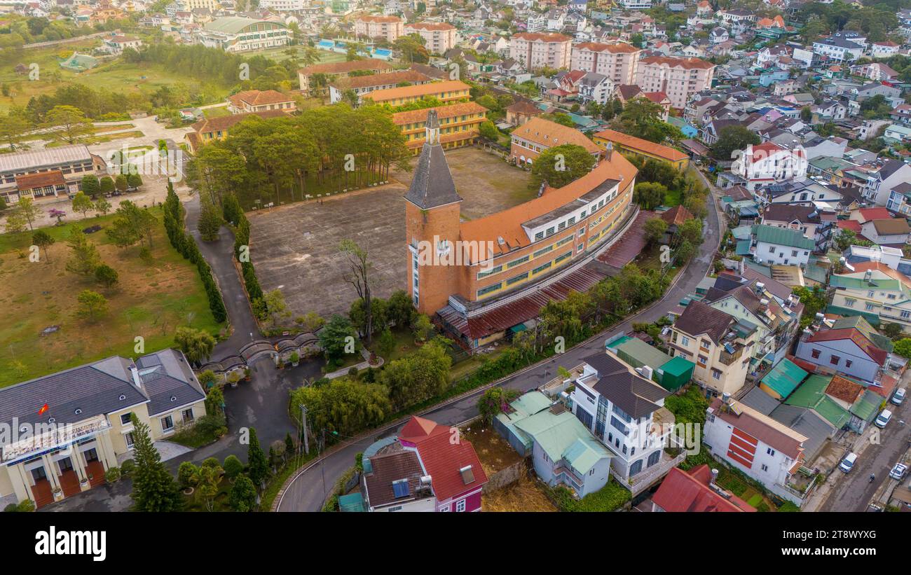 Vista aerea del Collegio Pedagogico da Lat nella città di da Lat vicino al lago Xuan Huong al mattino. Città turistica in Vietnam sviluppato. Viaggio e controllo Foto Stock