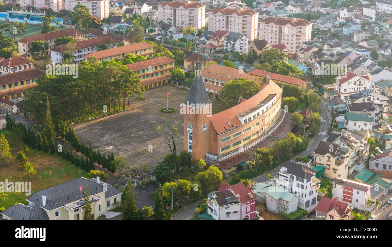 Vista aerea del Collegio Pedagogico da Lat nella città di da Lat vicino al lago Xuan Huong al mattino. Città turistica in Vietnam sviluppato. Viaggio e controllo Foto Stock