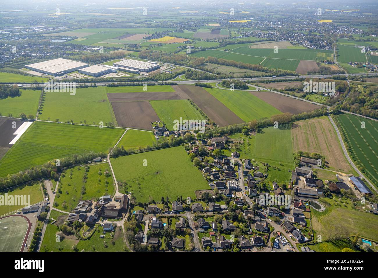Vista aerea, prati e campi, autostrada A2 con zona industriale Ernst-von-Bodelschwingh-Straße, Weddinghofen, Bergkamen, zona della Ruhr, Reno settentrionale-Wes Foto Stock