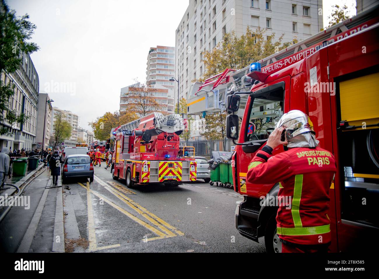 Parigi, Francia. 21 novembre 2023. Gerard Cambon/le Pictorium - Fire on rue Riquet in Paris il 21 novembre 2023 - 21/11/2023 - France/Ile-de-France (regione)/Paris 19th District (19th arrondissement of Paris) - Fire on rue Riquet, Paris, 21 novembre 2023. Grande distacco di vigili del fuoco. Crediti: LE PICTORIUM/Alamy Live News crediti: LE PICTORIUM/Alamy Live News Foto Stock