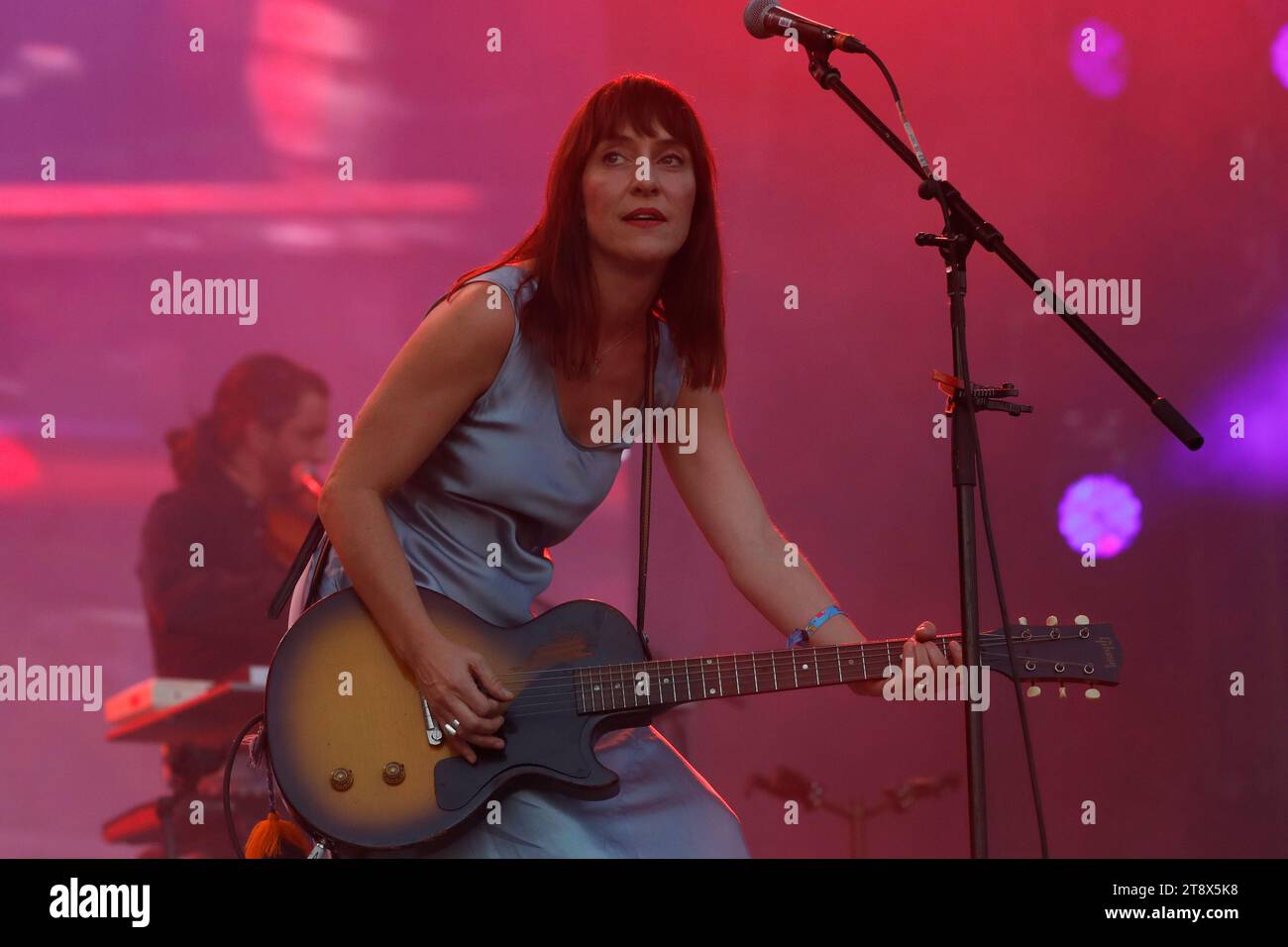 Città del Messico, Messico. 19 novembre 2023. 19 novembre 2023, città del Messico, Messico: La cantante canadese Leslie Feist si esibisce sul palco durante il terzo giorno del Corona Capital 2023 Music Festival all'autodromo Hermanos Rodriguez. Il 19 novembre 2023 a città del Messico, Messico. (Foto di Essene Hernandez/Eyepix/Sipa USA) credito: SIPA USA/Alamy Live News Foto Stock