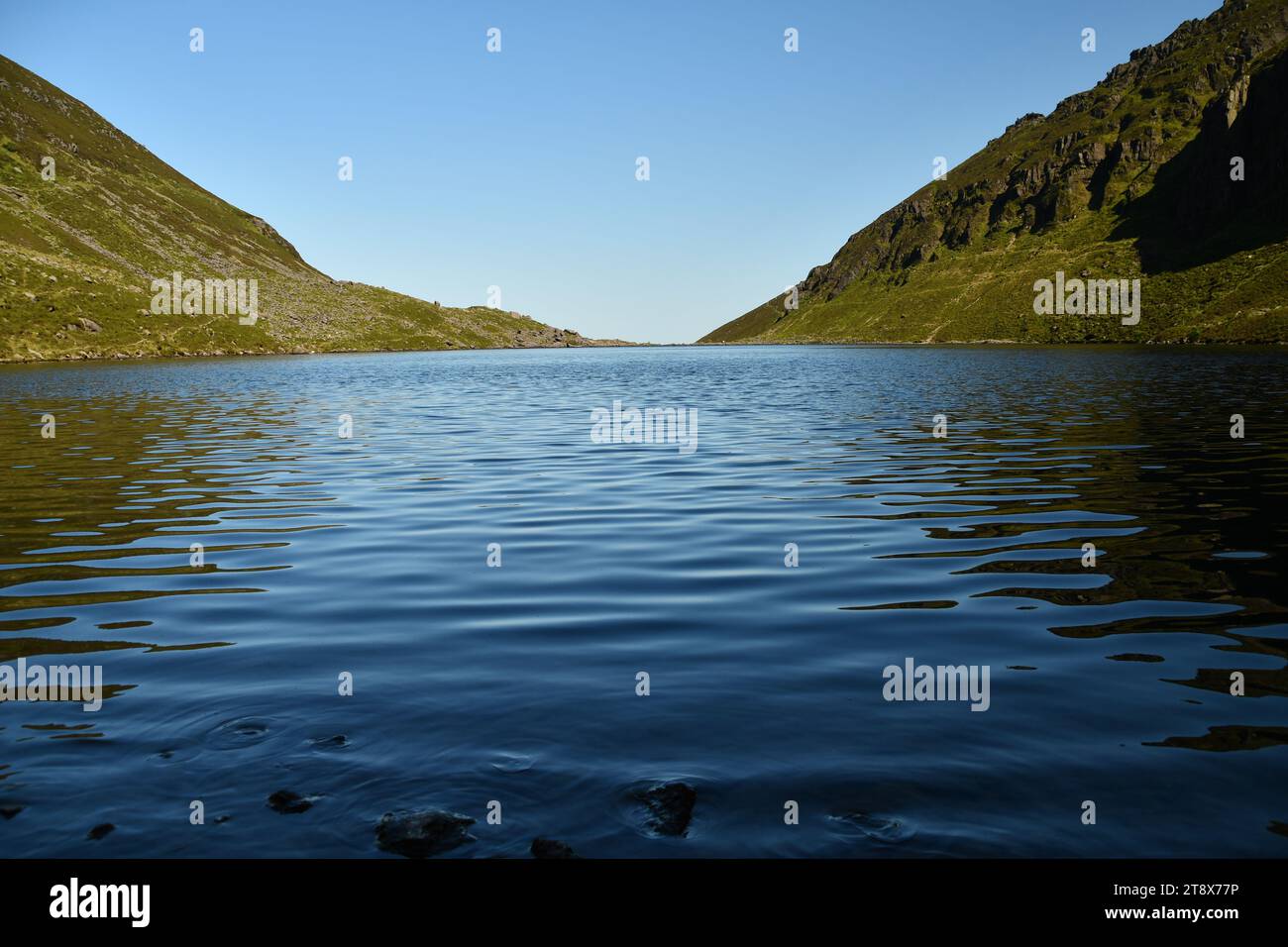 Coumshingaun Corrie Lake e dintorni delle Comeragh Mountains Foto Stock