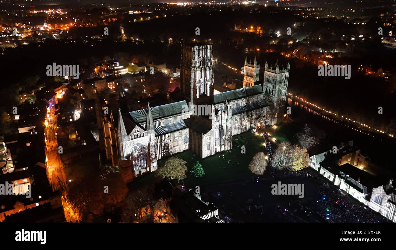 Una torre dell'orologio illuminata in cima a una grande cattedrale di notte è il punto focale di questa splendida immagine Foto Stock