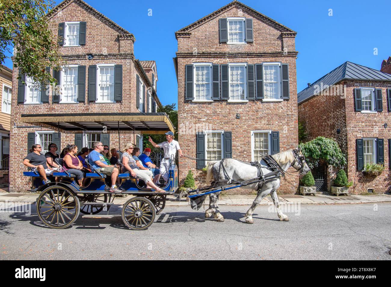 Carrozza a cavallo con i turisti che si godono le facciate della Societe Francaise e la tradizionale architettura residenziale storica a Charleston, South Carolina. Foto Stock