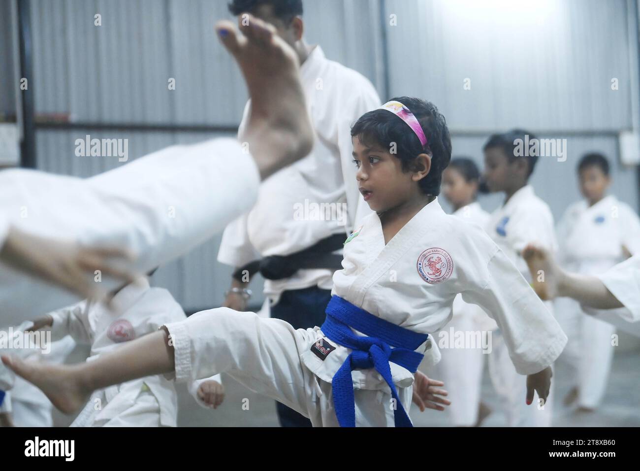 I bambini, che sono studenti della 'Shotokan Karate-Do Association of Tripura', sono visti esibirsi in karate durante una lezione speciale nel giorno dei bambini a Barjala, ad Agartala. Tripura, India. Foto Stock