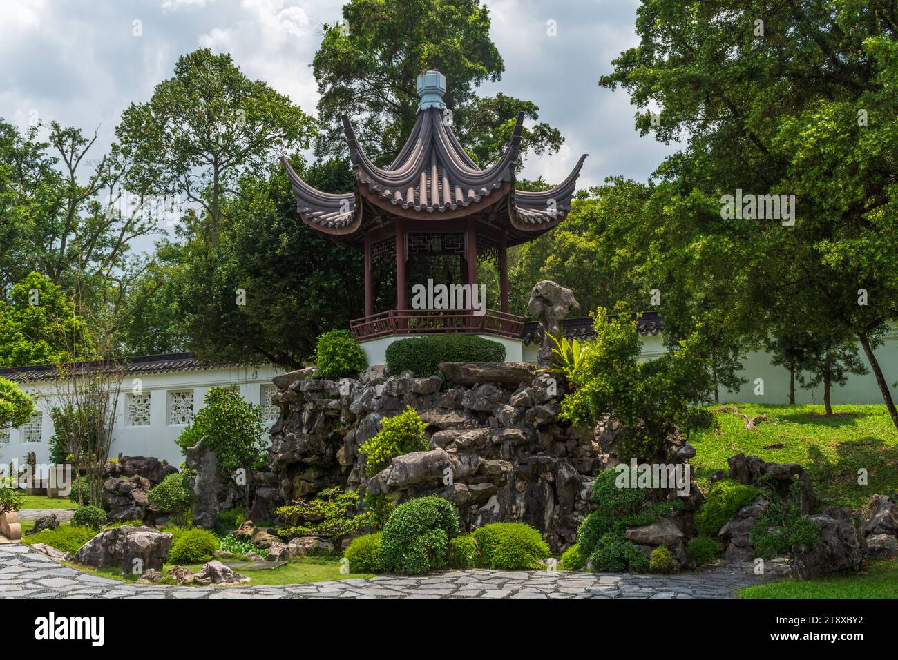 Jurong Lake Gardens, Singapore - 17 marzo 2018: Un gazebo costruito sulle rocce presso il Giardino Bonsai in stile Suzhou situato nel Giardino Cinese. Foto Stock