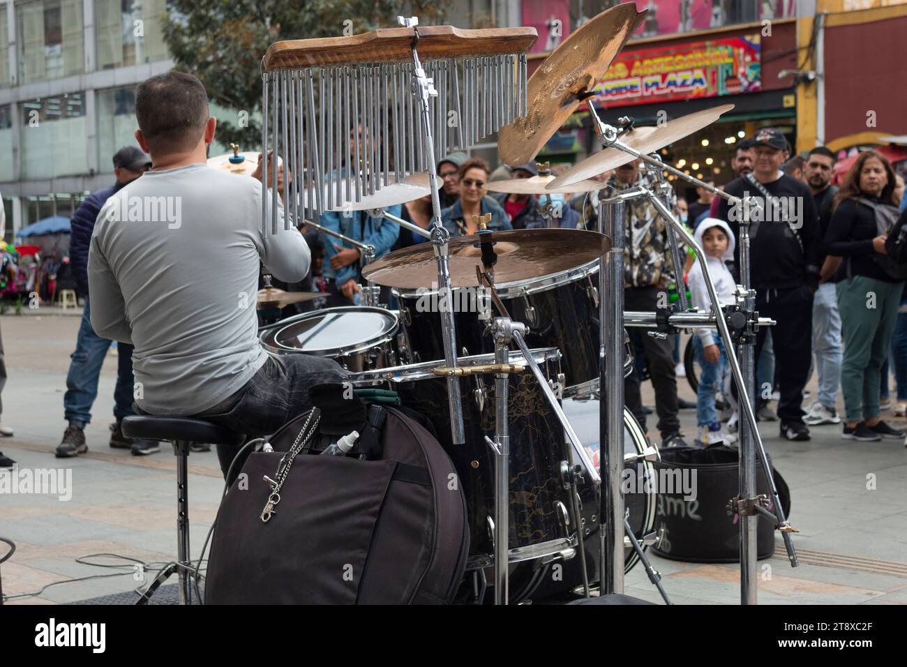 esibizione di batterista in downtown street Foto Stock