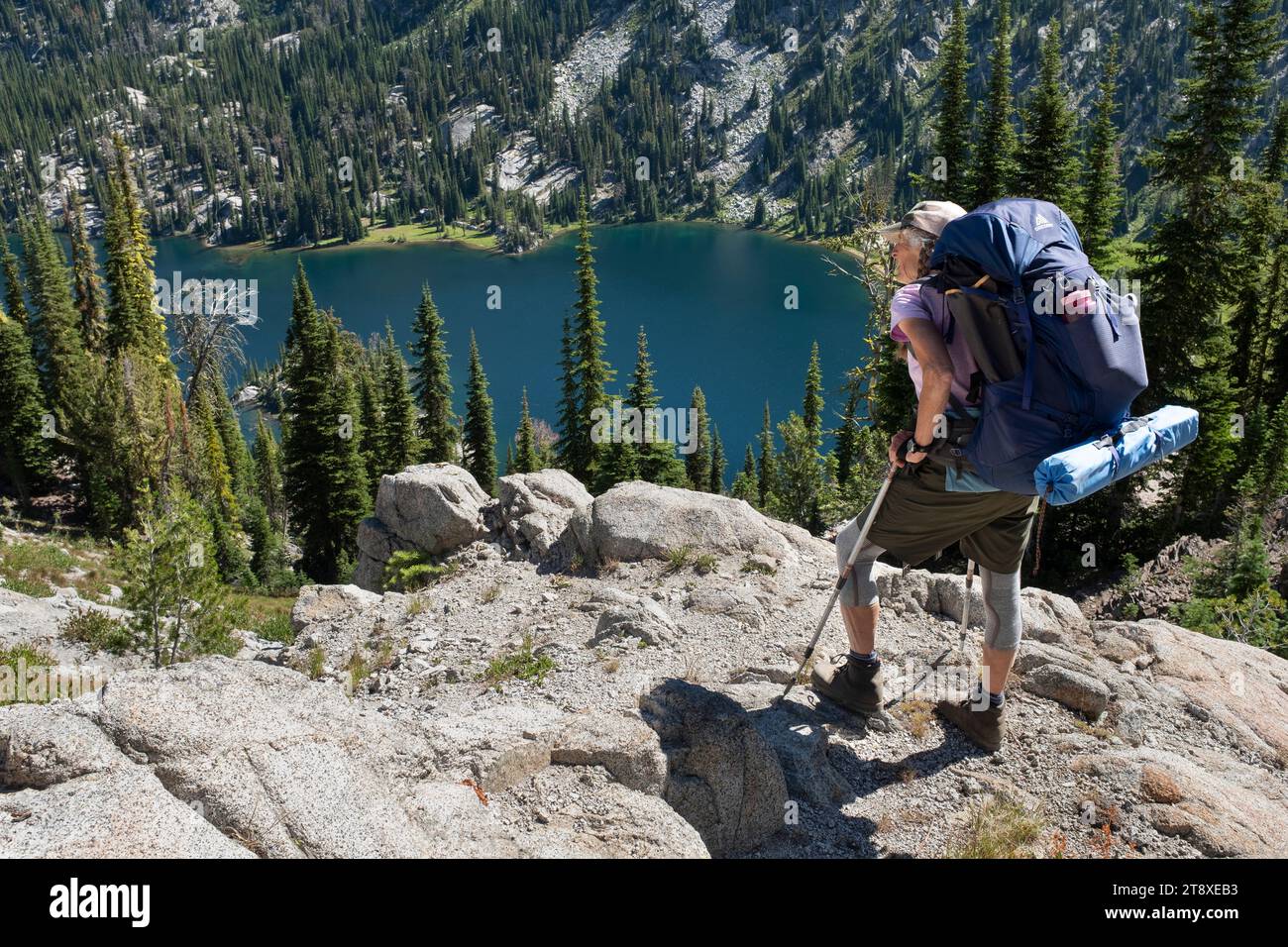 OR02676-00....OREGON - donna con zaino in spalla sopra il lago Steamboat sul North Minam Trail n. 1675 nell'Eagle Cap Wilderness, Wallowa-Whitman National F. Foto Stock