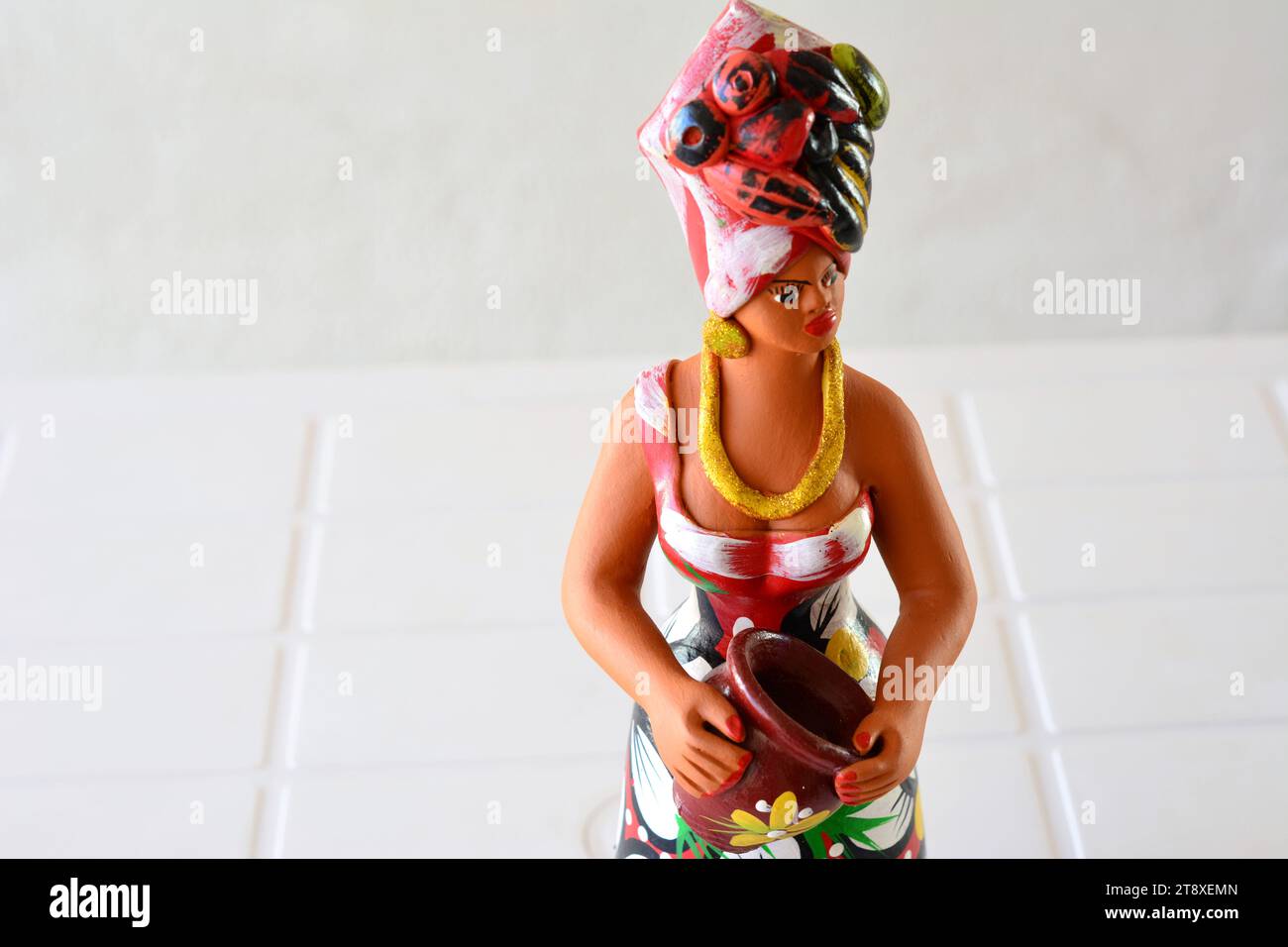 Città: Marilia, São Paulo, Brasile - 07 aprile 2022: Artigianato. Argilla donna con vaso, fatta a mano in Brasile, Sud America, America Latina, vista dall'alto con Foto Stock